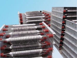 中性點(diǎn)接地式電阻柜，就是在電網(wǎng)中性點(diǎn)與地之間串聯(lián)接入某一電阻器。適當(dāng)選擇所接電阻器的阻值，不僅可以泄放單相接地電弧后半波的能量，從而減少電弧重燃的可能性，抑制電網(wǎng)過(guò)電壓的輻值，還可以提高繼電保護(hù)裝置的靈敏度以作用于跳閘，從而有效保護(hù)系統(tǒng)正常運(yùn)行。